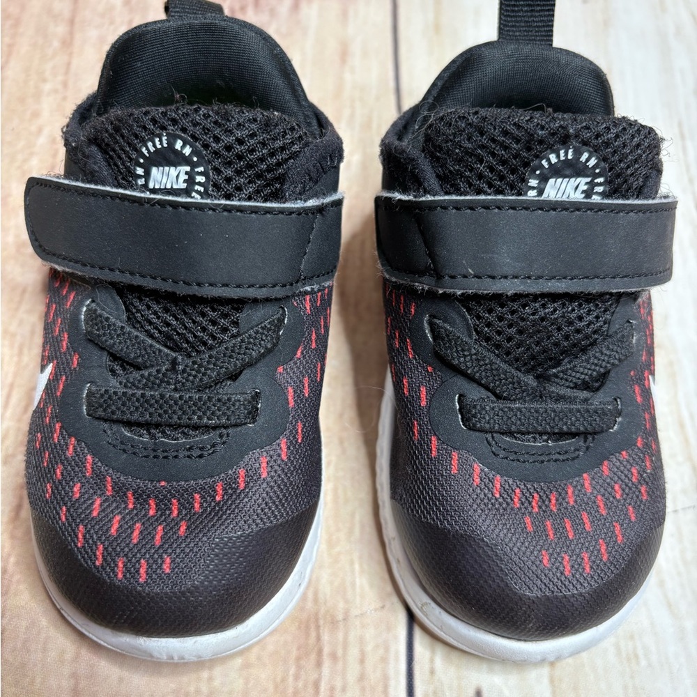 NIKE Free RN Velcro Closure Girls Black and Pink Size 5C